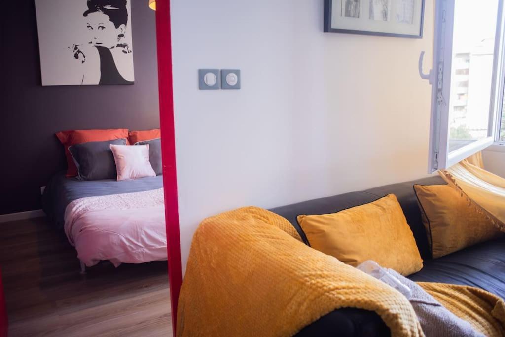 T2 Cosy & Moderne Avec Parking Prive Gratuit A Villeurbanne Exterior photo